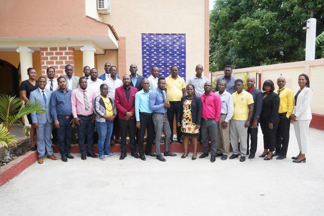BRHHaiti's tweet photo. Cette semaine, des cadres de la @BRHHaiti animent des séances de formation, du 21 au 24 mars, à l’intention des caisses populaires du Grand-Sud sur le logiciel du Dépositaire Central de Titre. 1/2

#bondutresor #marchésfinanciers https://t.co/Z0HHQiUYKR