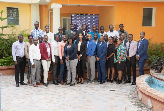 BRHHaiti's tweet photo. Cette semaine, des cadres de la @BRHHaiti animent des séances de formation, du 21 au 24 mars, à l’intention des caisses populaires du Grand-Sud sur le logiciel du Dépositaire Central de Titre. 1/2

#bondutresor #marchésfinanciers https://t.co/Z0HHQiUYKR