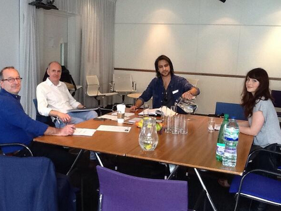 JuttaFreudig's tweet photo. #MusketeersEurope Back to 2014 & 2015 and the #ReadThrough of #TheMusketeers seasons 2 & 3 ⚜️ 1) #AdrianHodges #ColinWratten #LukePasqualino #TamlaKari -2) #HowardCharles #MarcWarren #RyanGage - 3) Luke, Howie, Santi (?) - 4) Luke, #TomBurke #SantiagoCabrera #MissingTheMusketeers https://t.co/u9s1YjI2sY