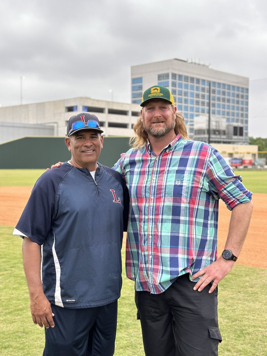 Coachmunoz44's tweet photo. It’s been a minute, actually 22 years, since Jeff Niemann worked his way up from @BaseballLamar on his way to the MLB, @RaysBaseball, via @RiceBaseball - All American and 2003 National Champions. Thank you for the visit, wisdom and inspiration. Timeless. @lamarhs @RitaGraves16 https://t.co/EqG8b0E7M8