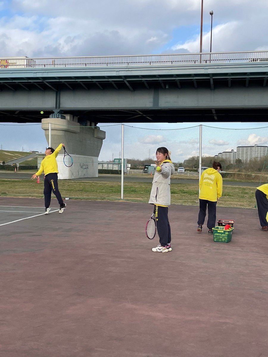 cuc51st's tweet image. 行事紹介① 強練

強練は春休みと夏休みに行い、チームに分かれて3日間練習をします！🎾
その後はチーム対抗で試合をしたり、チームのメンバーで遊びに行ったりするので、チームの人との仲が深まります！🤝

＃春から神戸大学
＃春から神戸女学院大学