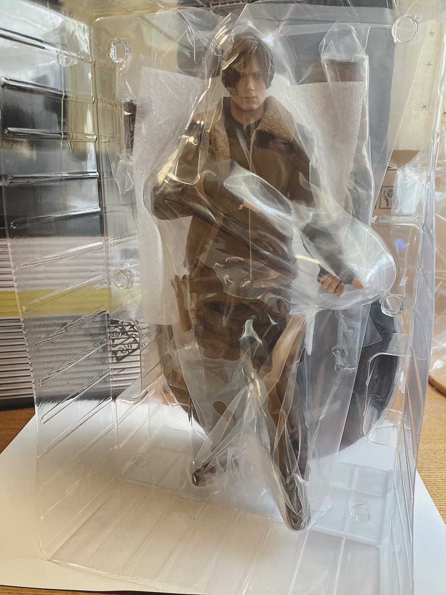 filia315's tweet photo. 届きました♡⊂(`･ω･´)⊃ﾊﾞｯ♬*゜
めちゃくちゃ楽しみ
レオンやアートブックも素敵でした✩.*˚
1周目はゆっくり遊びたいと思います
RE4発売おめでとうございます㊗️🎉
#RE4 
#バイオRE4 
#バイオ4 
#バイオハザード 
#チェーンソー男 
#RE4ZIPPO https://t.co/zW1XVmSnqY