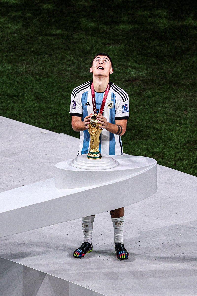 AtaqueFutbolero's tweet photo. “Hace poco estaba yéndome a dormir con Oriana y nos pusimos a hablar un poco… No había llorado y fue la primera noche que lloré pensando en el Mundial y en mi viejo, que no había estado conmigo alzando la copa. Si alguien se merecía estar a mi lado ese día era mi viejo”.

Paulo Dybala. 🇦🇷🥹