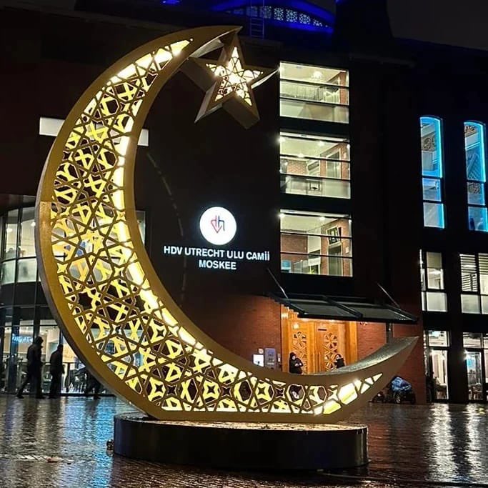 Kanaalstraat030's tweet photo. #samenkanaalstraat
Ook deze Ramadan staan wij voor u klaar. Voor mooie momenten samen.
Dit jaar staat deze Ramadan Maan op het Moskeeplein. Zodra de zon onder is ontsteekt hij zijn licht. De tijd dat het vasten verbroken mag worden.
Fijne Ramadan!
#RamadanKareem #ramadan https://t.co/2rzFYZkp6g