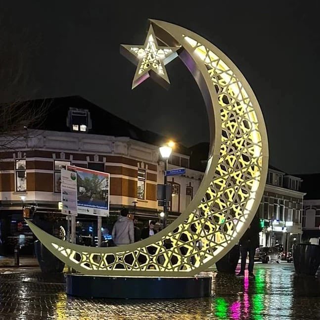 Kanaalstraat030's tweet photo. #samenkanaalstraat
Ook deze Ramadan staan wij voor u klaar. Voor mooie momenten samen.
Dit jaar staat deze Ramadan Maan op het Moskeeplein. Zodra de zon onder is ontsteekt hij zijn licht. De tijd dat het vasten verbroken mag worden.
Fijne Ramadan!
#RamadanKareem #ramadan https://t.co/2rzFYZkp6g