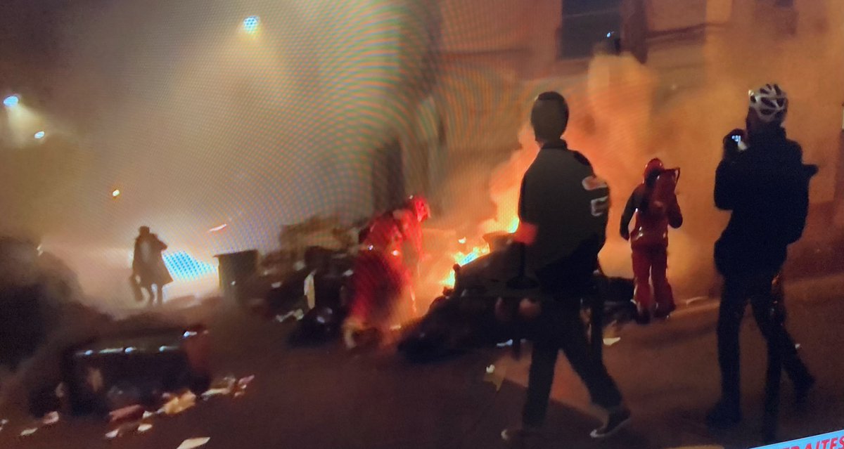 Gds Boulevards, Vivienne, Réaumur, St-Marc, St-Denis, St-Martin, St-Antoine, Bretagne, Temple, Guillemites: verre, abribus, caméras, commerces fracassés &amp; brûlés. Honte aux abrutis qui saccagent tt. Merci aux pompiers au feu &amp; aux agents de propreté qui démarrent une longue nuit.