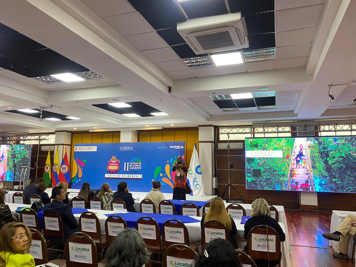 #Colombia es un territorio de paz, de diversidad, y de un gran capital humano que impulsa el desarrollo de nuestras comunidades y promueve el aprovechamiento sostenible de nuestros recursos naturales y sociales.
Escuchamos a <a href="/JosefinaKlinger/">Josefina Klinger</a>, en la II Convención del Alojamiento