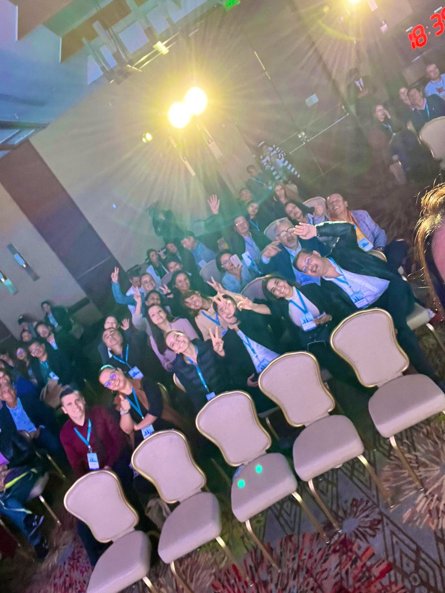 MarianaFerola's tweet photo. Un classic!: Selfie con los partners! #channelconnectcolombia  @MicrosoftLatam https://t.co/62lnr2Y88v