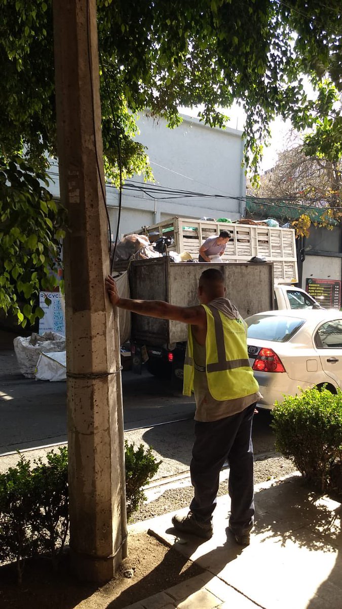 patitaalaire's tweet photo. Día 899 de #cuidarme y aquí el pan nuestro de cada día en #MarEgeo calle de tres carriles y estacionados en doble fila. Claxonasos, gritos y #trafico @LaSEMOVI apoyoooo! #NoQueremosRecycle y todavía se enojan! @AlcaldiaMHmx https://t.co/FmHIYU57yA