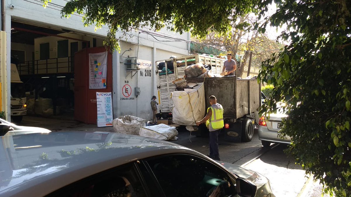 patitaalaire's tweet photo. Día 899 de #cuidarme y aquí el pan nuestro de cada día en #MarEgeo calle de tres carriles y estacionados en doble fila. Claxonasos, gritos y #trafico @LaSEMOVI apoyoooo! #NoQueremosRecycle y todavía se enojan! @AlcaldiaMHmx https://t.co/FmHIYU57yA