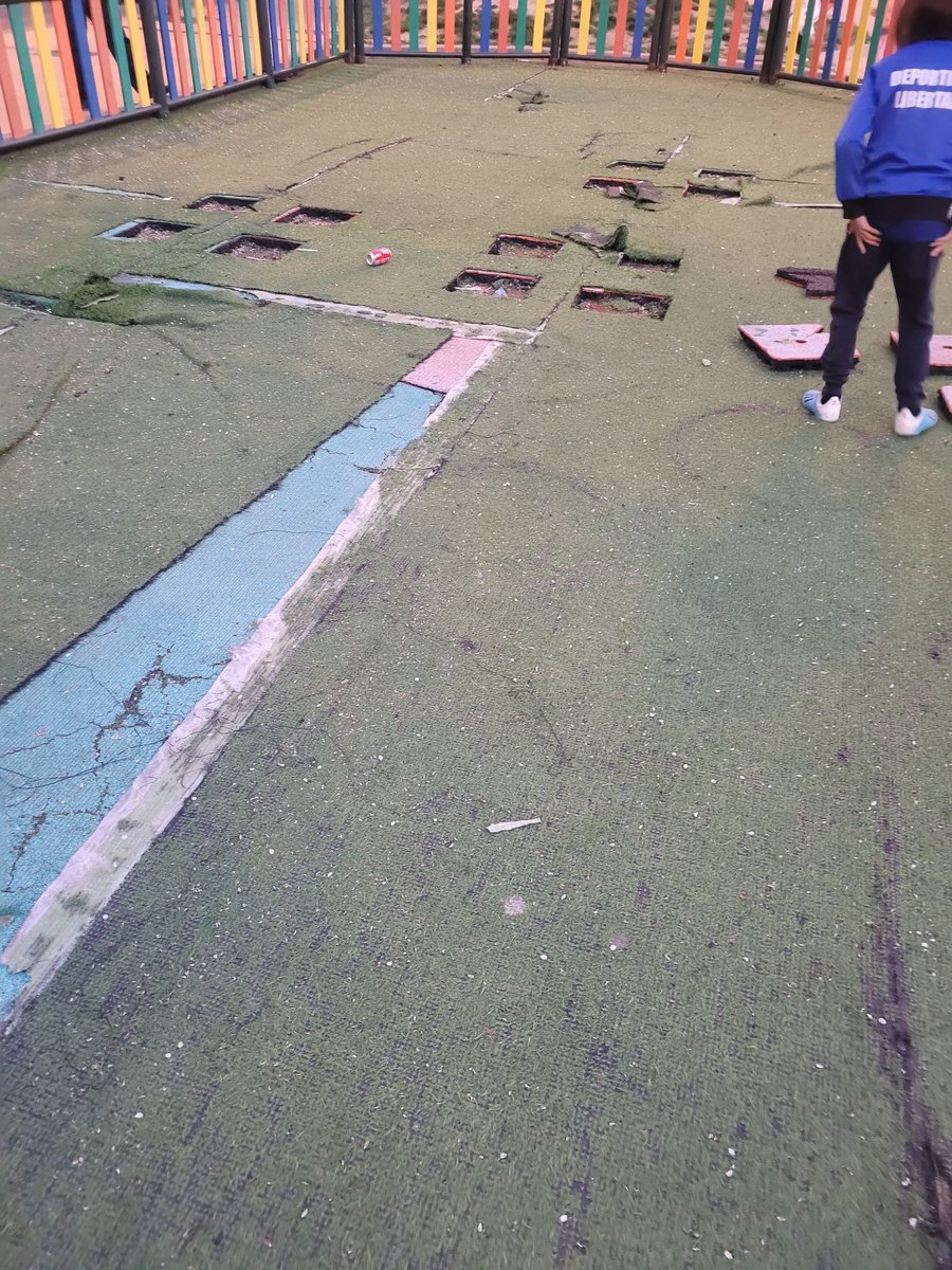bimenci's tweet photo. Humor amarillo en la Plaza de la Hispanidad! Un mes el parque en obras y sin precintar, los niños correteando todas las tardes con un riesgo evidente. Si queremos revitalizar el centro vamos muyyy mal porque sin servicios no hay consumo @Hardcorcon @AytoAlcorcon https://t.co/neDJvjeTaF