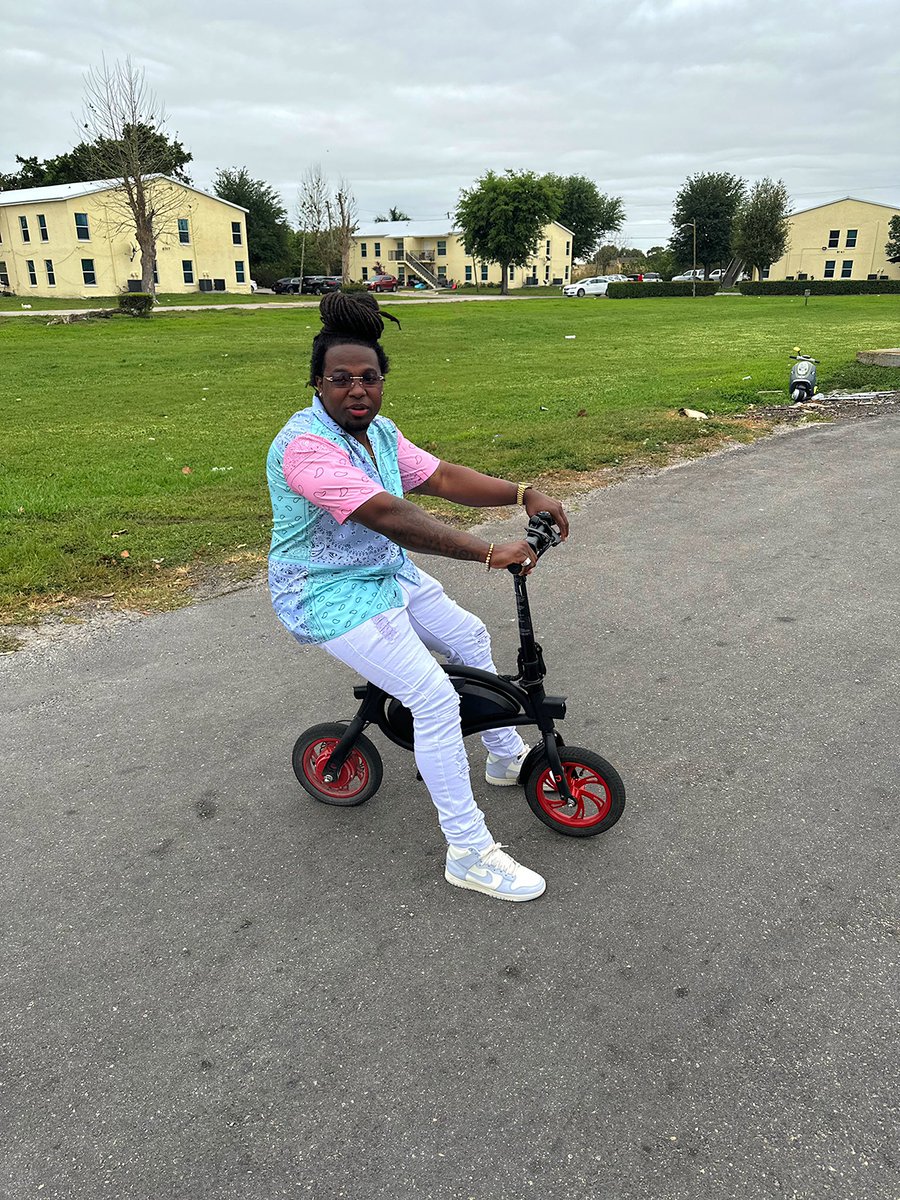 AveStLo's tweet photo. Dey Been Imitatin My Swagg But Dey Can’t Stand On It Dawg!! I Can Vibe 7 Days Str8 If I Want. 💪🏿🍀 https://t.co/1dFLOvTy61
