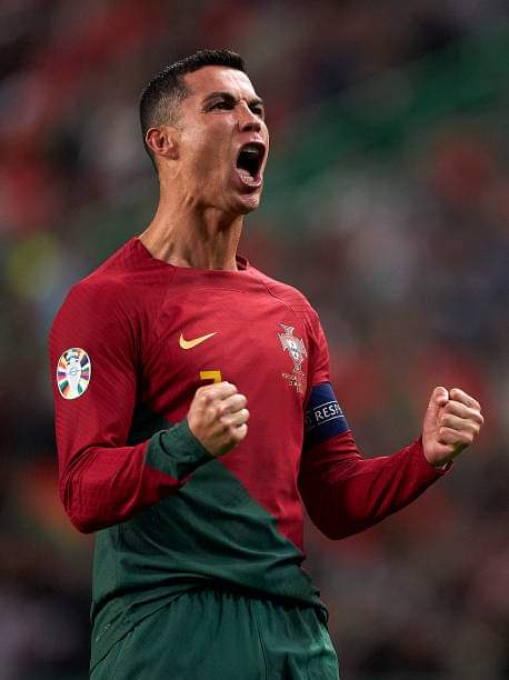 eugeneone1's tweet photo. #cristianoronaldo 
@cristianoronaldo
Lui il n'a pas besoin d'utiliser un réseau pour avoir de l'or. 
C'est sur le rectangle vert qu'il est le meilleur de tous les temps.

Sur le terrain de football, CRISTIANO RONALDO a déjà et reconnu comme le plus grand joueur du 21e siècle. https://t.co/igm2P6rdhj