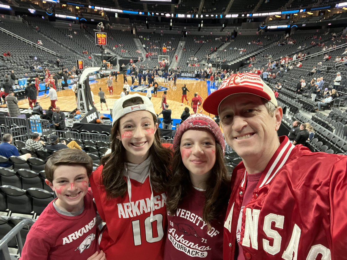 spstew's tweet photo. Go hogs!! #mmselfie #WPS #Sweet16 @TMobileArena https://t.co/glPGTVc3MB