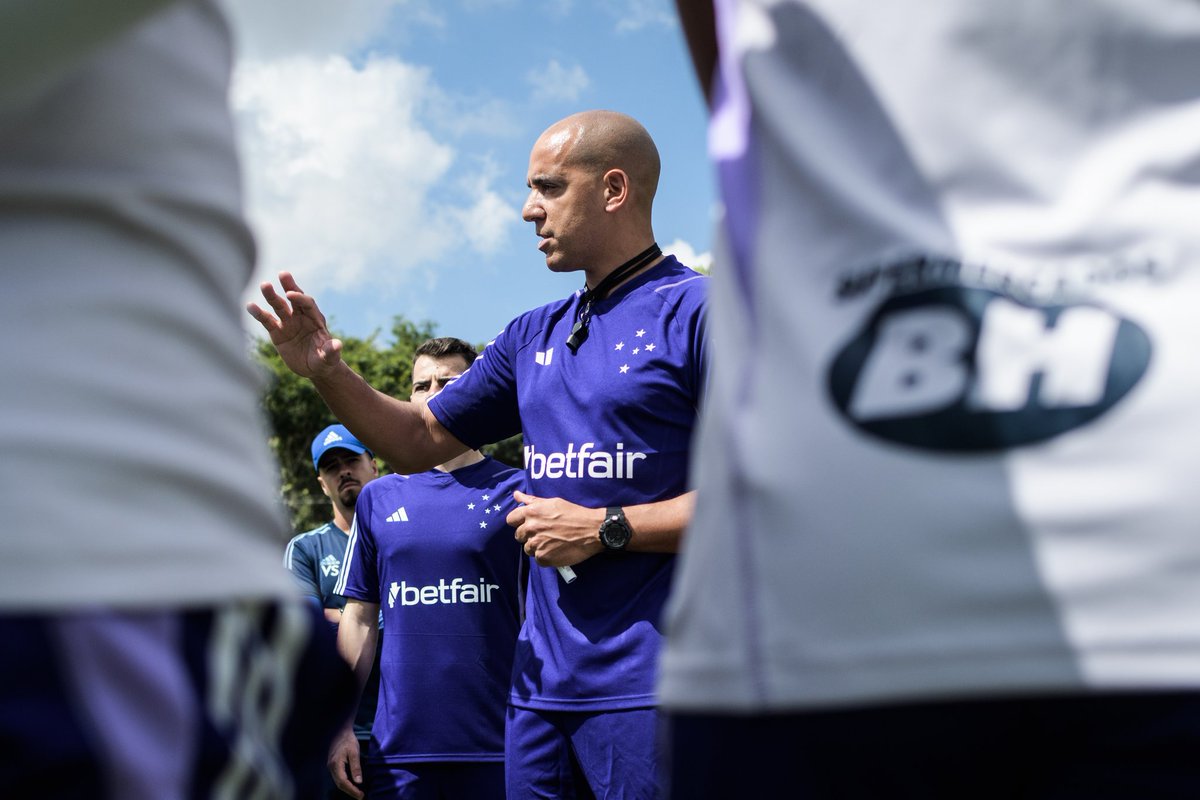 BlogRaposa's tweet photo. Pepa avaliou o elenco do Cruzeiro depois de seu primeiro treino: "A qualidade técnica é muito grande. Desde os zagueiros, os laterais até os meias. Todos, todos. Uma qualidade técnica acima da média. (...) Há muita qualidade técnica."

[🗞️: @superesportesmg] 🏅
[📸: G. Aleixo] https://t.co/1S76fRMiOD