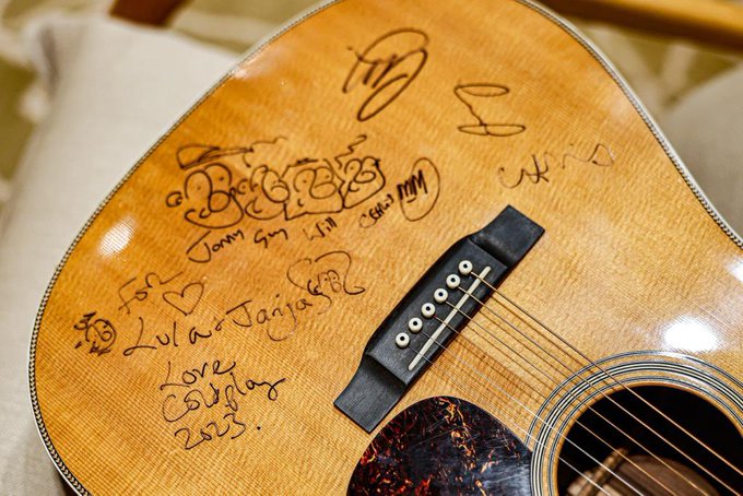 Foto de violão autografado para Lula e Janja