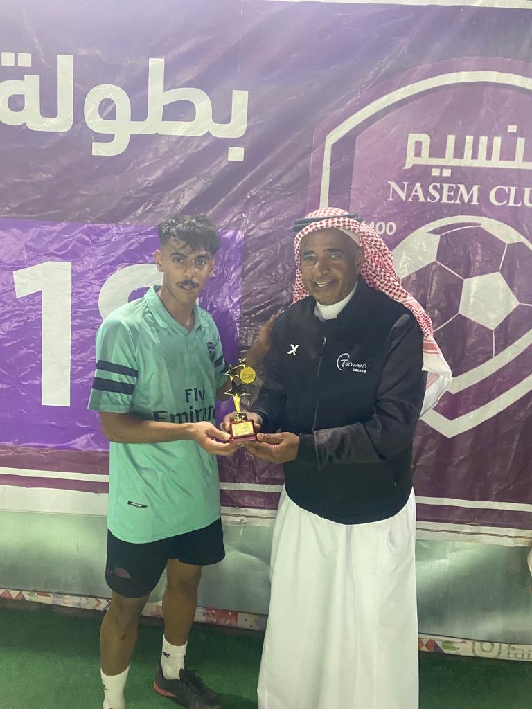 بطولة النسيم السداسية:
افضل لاعب في مباراة الفرات و المدفعجيه..مشاري الحربي  
سلمها الأستاذ محمد الشحيني رئيس مجموعة تلاوين.