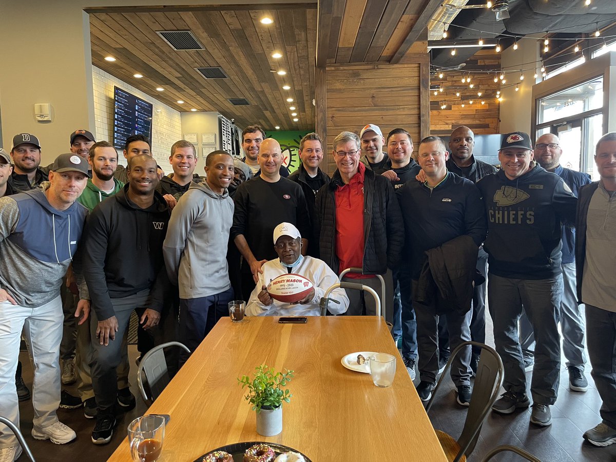 Best thing we’ve seen so far during pro-day season. 21 NFL scouts met at coffee shop in Madison prior to @BadgerFootball pro-day to honor longtime UW pro liaison Henry Mason. One of most well-liked & respected men in CFB among NFL scouting community. Enjoy retirement, Henry!