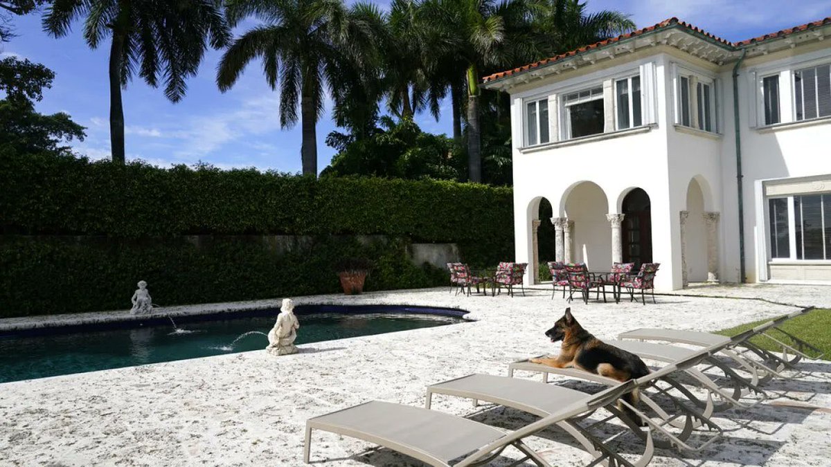 ilarasa's tweet photo. Move over Hollywood, the fabulous dogs of Miami are living their best lives! From nannies to spa days, travel, chef-prepared meals, and designer jewelry, these pups are living like the rich and famous. ๐พ๐ #MiamiDogs #LuxuryLifestyle #HappyNationalPuppyDay https://t.co/8F8jN0Dslv
