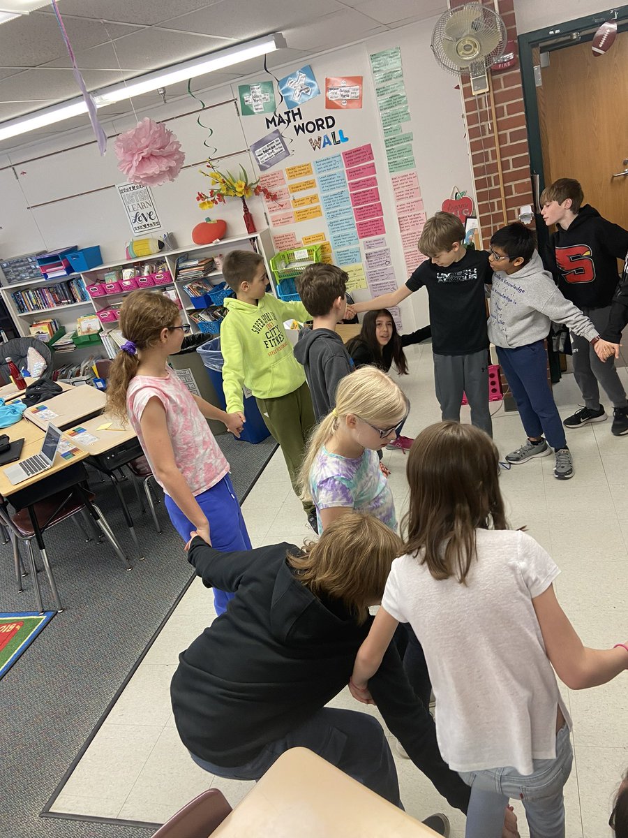 Our SEL word the other day was COMMITTED and our #gillespiegoalies were committed to getting out of their human knot‼️#fabfives #fabulousinfifth #wgleads #d25learns #d25itspersonal @AHSD25Westgate #knottedtogether