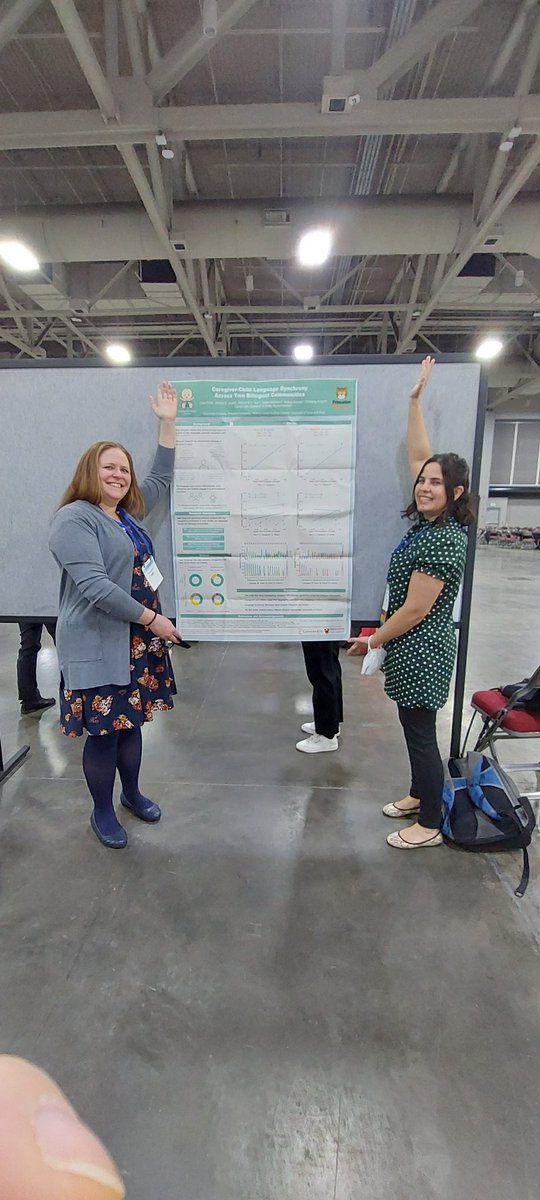 andreasander12's tweet image. W/ @JessKosie presenting the results from a Princeton/Concordia collaboration. We looked at synchrony between parents lang use during a play session (e.g. Eng) and the kids language use. We found sync on 1-1 interactions, but not when multiple caregivers are present. #SRCD23