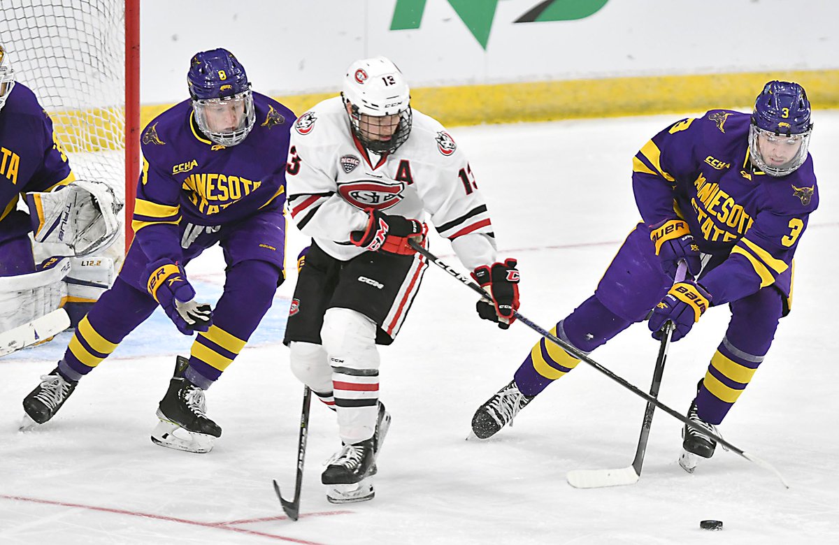 PCphoto's tweet photo. That's what I get for changing sides of the rink. @MinnStMHockey down 2-0 to @SCSUHuskies_MH after 2. Going back to my assigned seat now. https://t.co/s2yV61pZi6