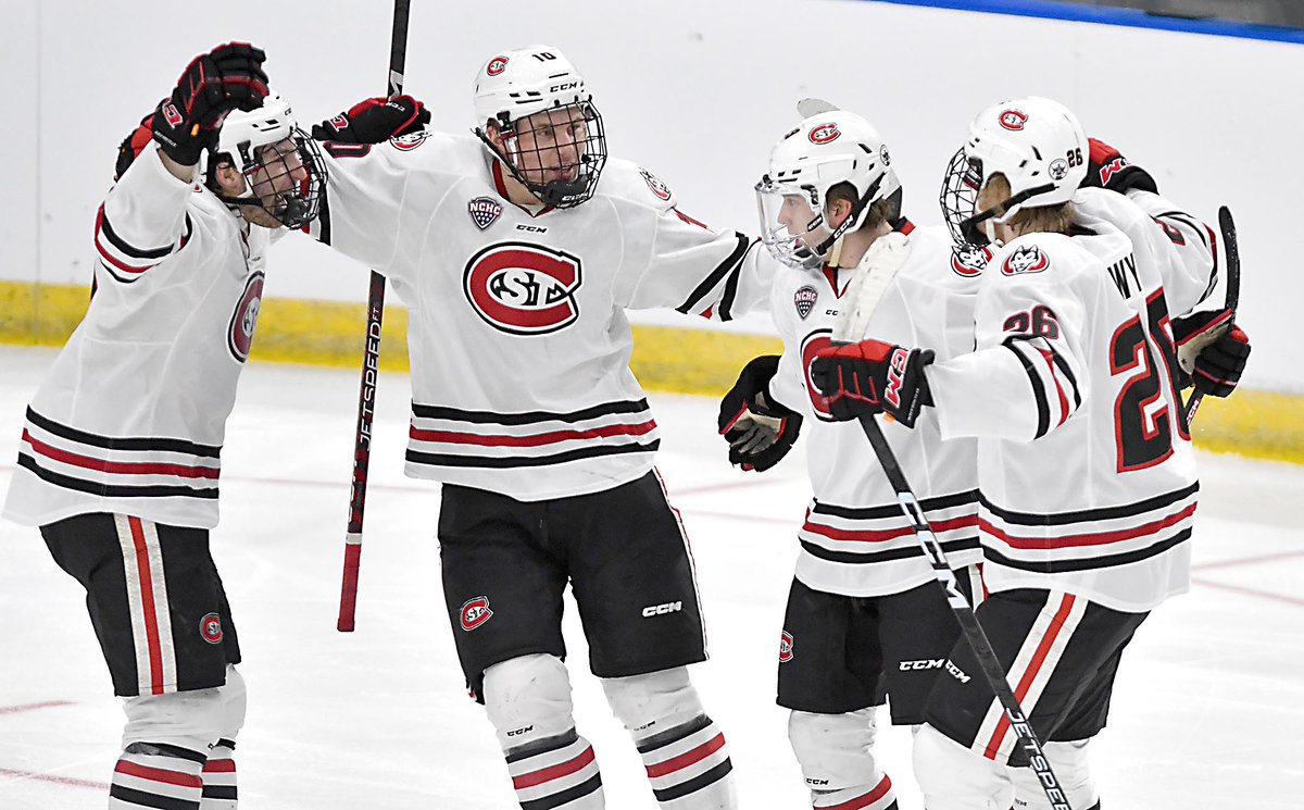 PCphoto's tweet photo. That's what I get for changing sides of the rink. @MinnStMHockey down 2-0 to @SCSUHuskies_MH after 2. Going back to my assigned seat now. https://t.co/s2yV61pZi6