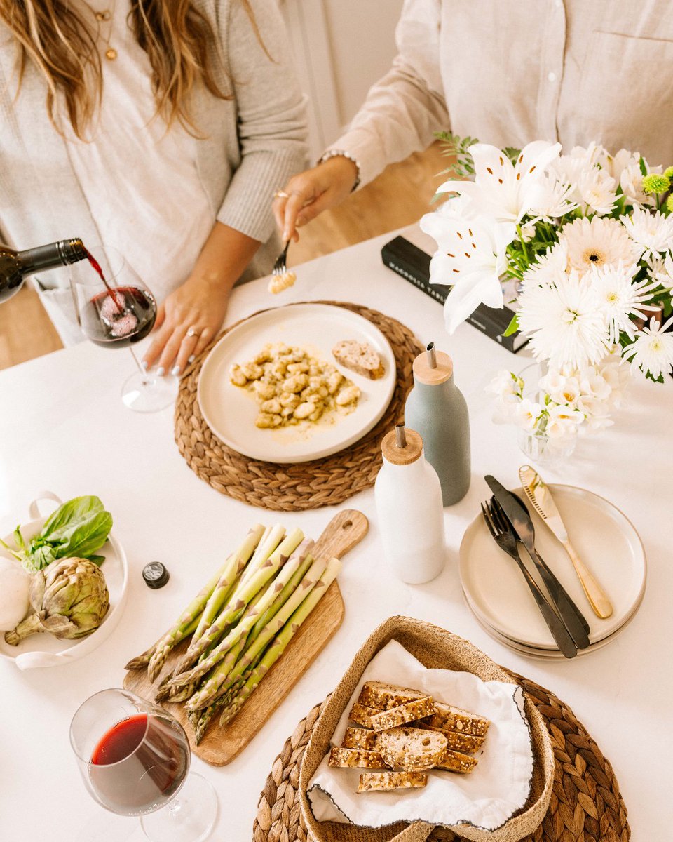 Hosting dinner for friends & family is one of life’s greatest joys. And when it comes to choosing the perfect wine to accompany your meal, Tinhorn Creek has got you covered. Treat your guests to the bold & refreshing taste of Tinhorn wine. Purchase here: bit.ly/3KmzcEY