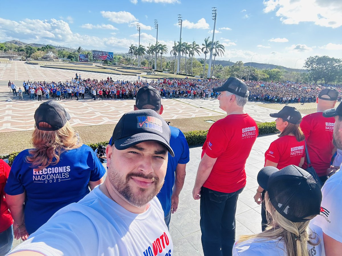 DAN3PRODANCO's tweet photo. Vamos #Presidente @DiazCanelB!!VAMOS!!..tú pueblo te saluda!!!, y Santa Clara entera, se levanta para verte!!!….Cuba te sigue!!!🇨🇺
.
.
.
.
.
P.D.( Yo le sigo, y tú..??? )
#YoSigoAMiPresidente 
#YoVotoXPorTodos 
#YoSigoADiazCanel ❤️ https://t.co/z6GavnI1S2