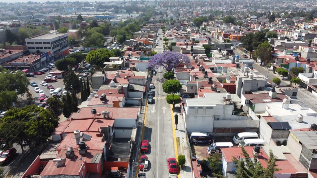 GobIzcalli's tweet photo. Como parte del recorrido de inauguración de las obras del programa #Re_CreandoCalles, la Presidenta Muncipal, @KarlaFiesco, realizó el corte de listón y develación de placa de los trabajos de construcción en la avenida Primero de Mayo - Toluca.
(1/2) https://t.co/UdvvXMLADT