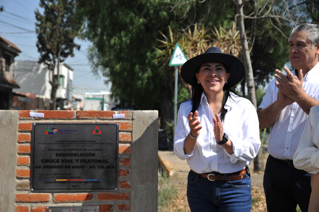 GobIzcalli's tweet photo. Como parte del recorrido de inauguración de las obras del programa #Re_CreandoCalles, la Presidenta Muncipal, @KarlaFiesco, realizó el corte de listón y develación de placa de los trabajos de construcción en la avenida Primero de Mayo - Toluca.
(1/2) https://t.co/UdvvXMLADT