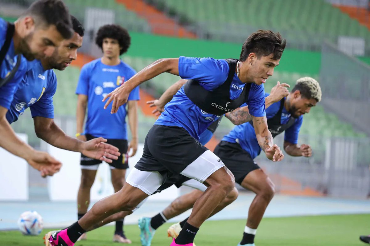 SeleVinotinto's tweet photo. Listos para el primer reto de la Fecha FIFA en el Medio Oriente. 👊🏽

El primero del 2023. 🔜🤝🏼🇸🇦

#SiempreVinotinto 🇻🇪 https://t.co/dlu4uxN7YS