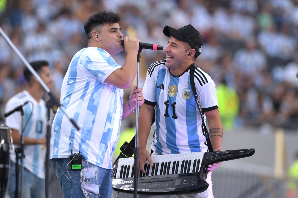 periodismobsas's tweet photo. Los Totora junto a la La T y la M, el DJ Fer Palacio y el Tula animan la previa al partido de la Selección Argentina @OpinaBa #SeleccionArgentina #Scaloneta #Messi #Dibu #Monumental #LosTotora #Muchachos #FerPalacios #Tula #ElTula #Argentina #Wos #LaLonga #VamosArgentina #AFA https://t.co/JgIxMixvmg