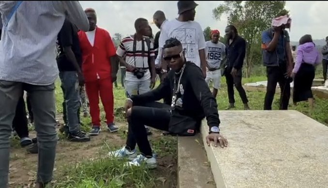 ChimpReports's tweet photo. Mayanjas, Music Industry Remember AK 47
#ChimpReportsNews #RIPAK47 @JChameleone #Uganda #News
https://t.co/YssOMcXdRM https://t.co/F3wQkerHi5