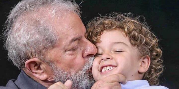 Sérgio Moro falando que Lula riu da operação que salvou a vida dele.
Moro, você riu de um senhor idade, quando o neto dele faleceu e você não liberou o próprio avô para o funeral do seu próprio neto. Quem é Moro, para falar de moralidade?🤡 Seja justo, seu meio tijela!😡