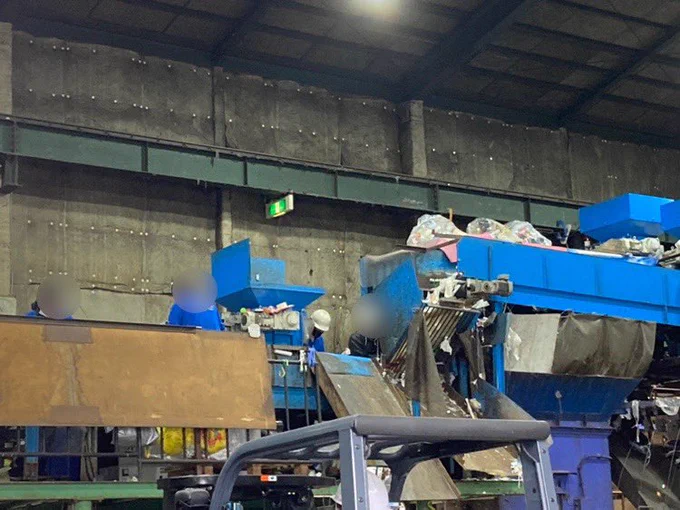 プラスチック資源に出すなら、ゆすいでくれると嬉しいです!おはようございます。ゴミ清掃員の滝沢です。このように出される方がいますが、見本載せておきますね!お皿洗いのついでにやりますが、難しかったら可燃(不燃)でお出してください!汚れているのは手作業で分別します!#ゴミ清掃員の日常 