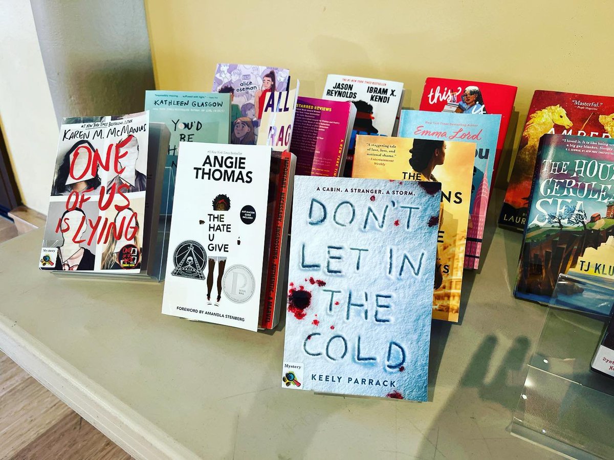 I LOVE when my friends spot DON’T LET IN THE COLD - out in the wild! And in such good company! This time at the Julia Morgan School Library! Thx so much for the pic - @Rachel__Sarah 💙❄️💙 @SourcebooksFire @emliterary #librariesrock #yathriller #lovemyfriends #authorlife