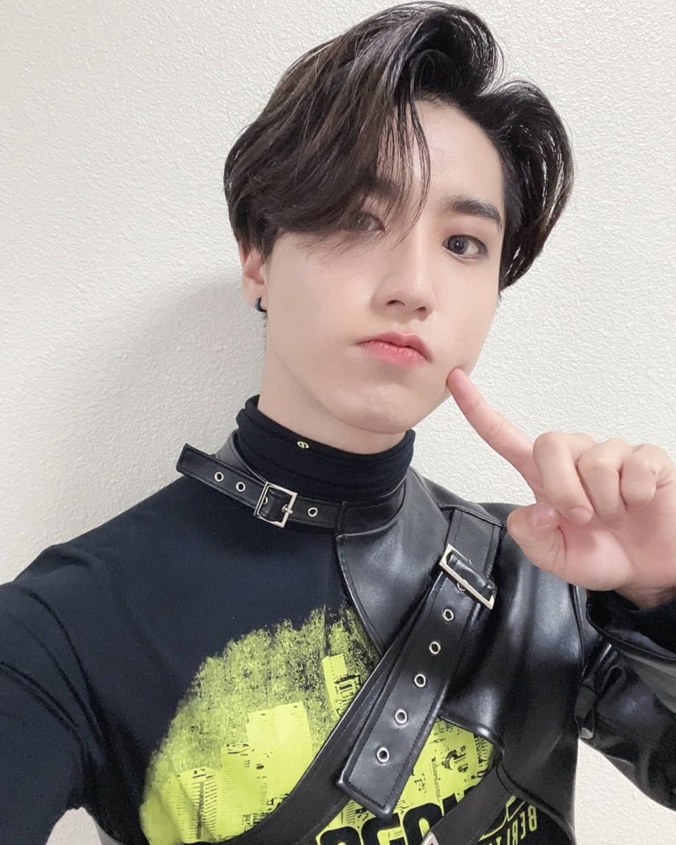 thestzip's tweet photo. Antes de iniciar la explotación del día, estoy disfrutando de la #𝔅가ra𝕥z𓈒࣪live. Lo veré una mil veces para poder aprenderme la coreografía del #𝖒oreಇ·𝚖𝚙𝟹, quizás así pueda salir bailando como las lindas #𝔜𝟚𝖐가𝙱·ra𝕥z. 🕺🪩

𝐆𝗈𝗅𝖽𝖾𝗇 𝕓oy  — #𝐌ATHIAS✨ https://t.co/uN1wOY4dmC
