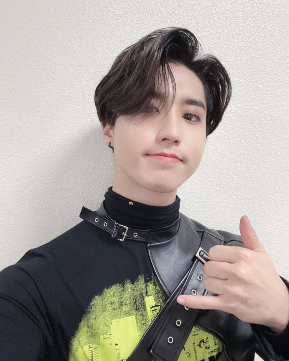 Antes de iniciar la explotación del día, estoy disfrutando de la #𝔅가ra𝕥z𓈒࣪live. Lo veré una mil veces para poder aprenderme la coreografía del #𝖒oreಇ·𝚖𝚙𝟹, quizás así pueda salir bailando como las lindas #𝔜𝟚𝖐가𝙱·ra𝕥z. 🕺🪩

𝐆𝗈𝗅𝖽𝖾𝗇 𝕓oy  — #𝐌ATHIAS✨