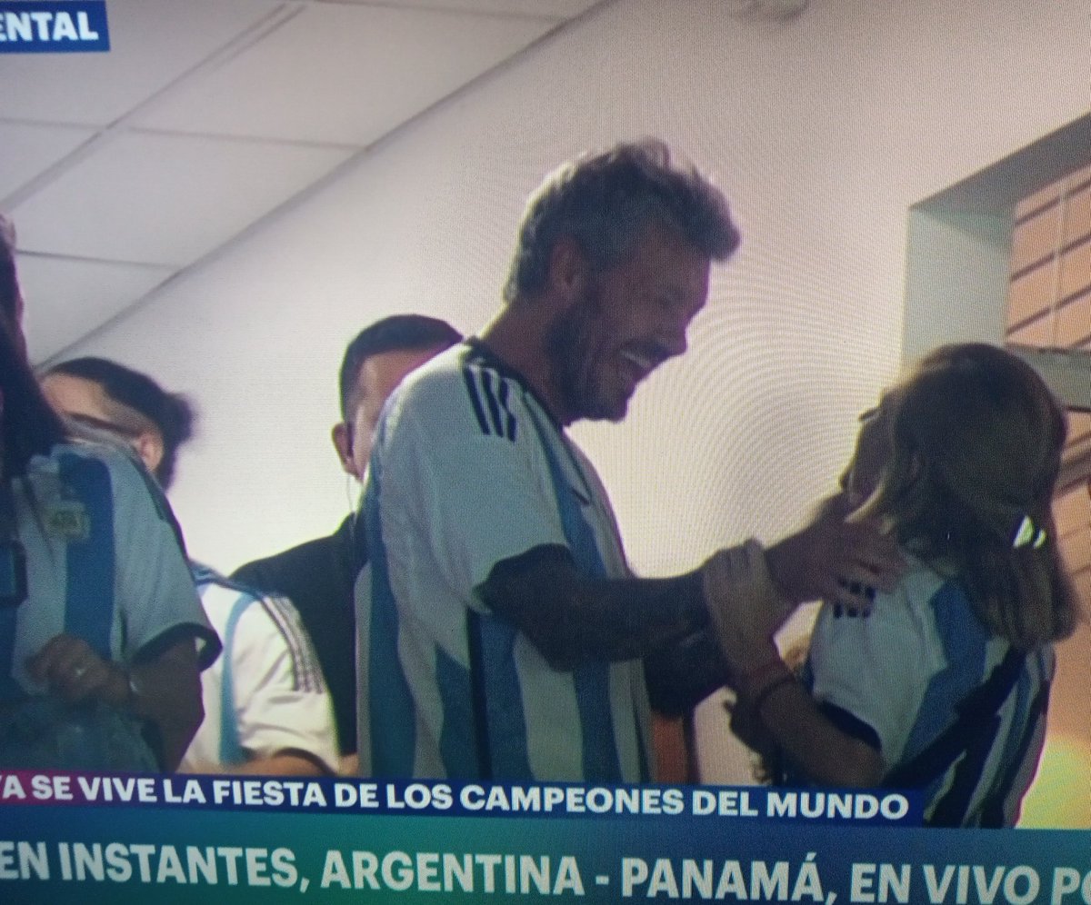 AdrySchannen's tweet photo. Hoy cayó Jey Mamón. Y uno se pregunta en cuanto tiempo va a caer LA BASURA de #CuervoTinelli xq al igual que Duggan se comió a varios Pebetes. https://t.co/ZyFR7JWtoy