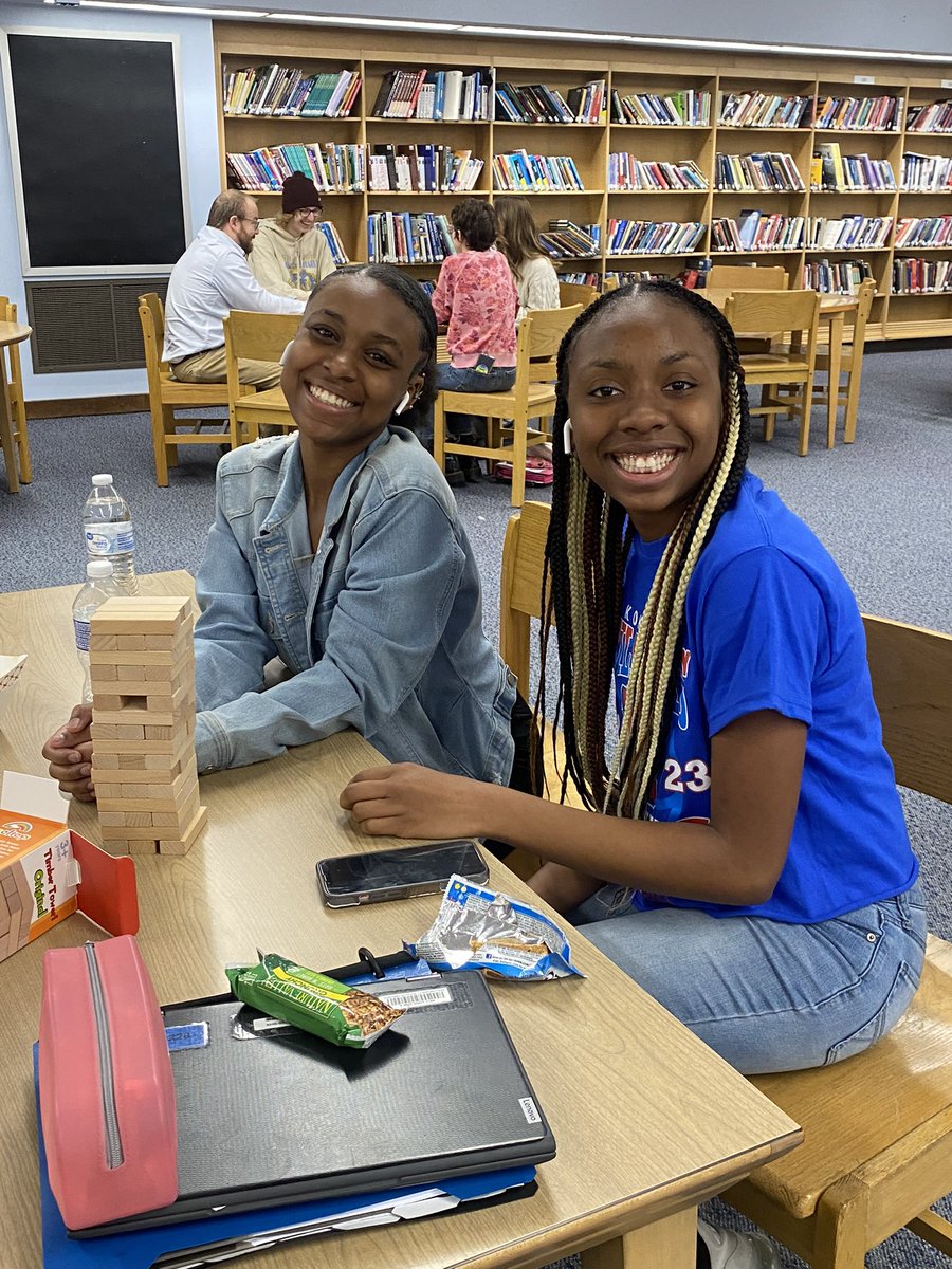 KHSKatKave's tweet photo. Our KLA mentors spent time catching up with our KHS freshmen at lunch today. https://t.co/4pbjq5sKBV