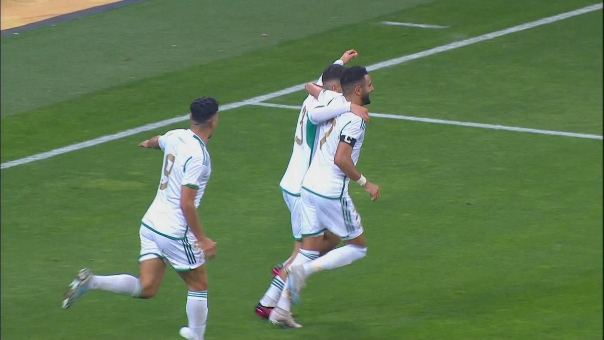 SystemFoot's tweet photo. [#AFCON2023Q🌍] L’#Algérie 🇩🇿 arrache la victoire 2-1 contre le #Niger 🇳🇪 !

⚽️ #Alhassane (csc) 54’
⚽️ #Mahrez 88’

⚽️ #Sosah 38’

#ALGNIG https://t.co/7tXUhcSyVh