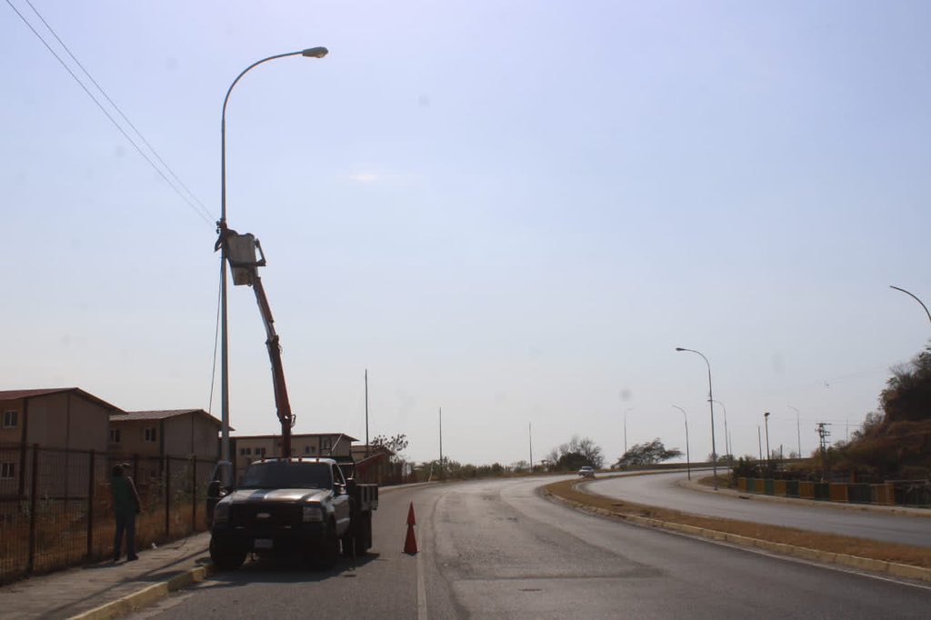 #23Mar Ya hemos instalado gracias al Pdte.<a href="/NicolasMaduro/">Nicolás Maduro</a> y Gob.<a href="/Soykarinacarpio/">Karina Carpio</a>, 1 KM 800 metros de arvidal y 8 postes como parte del plan de rehabilitación del sistema de alumbrado en la Av. José Casanova Godoy a la altura del tierral metropolitano #NiCorrupciónNiPrivatización