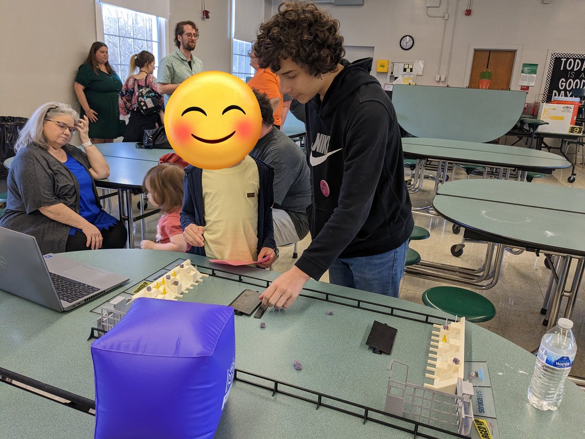 SDHS_Robotics's tweet image. Fun times Moreland Heights STEM night! @southdoylehs