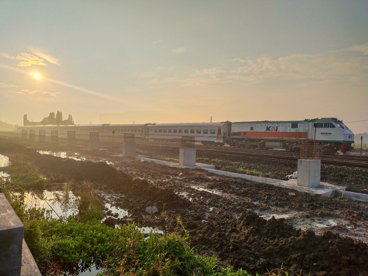 Rdiasnyah___'s tweet photo. Pasundan, the final destination is Kiaracondong Station.
#kereta #keretaapiindonesia #fotokeretaapi https://t.co/jWs1iRUmgG