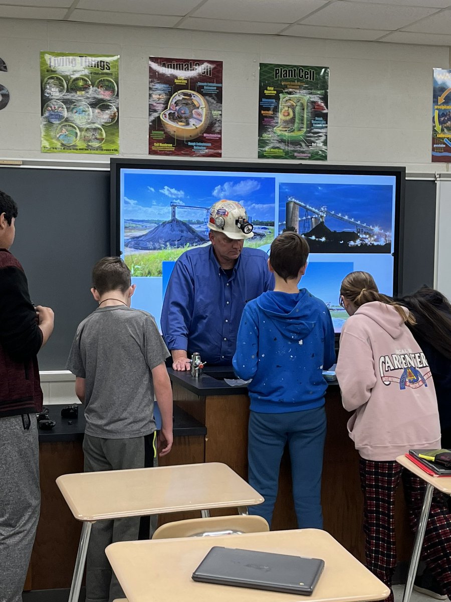 KarenBurke_3's tweet photo. Experts Week at @msdofmtvernon @mvjhsmtvernon Mike Burke, Plant Manager #GibsonCountyCoal sharing info about coal mines with 7th grade science classes #msdmvSTEM #WEAREMV https://t.co/GeqUdHLm2p