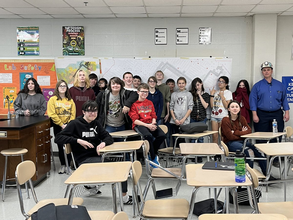 KarenBurke_3's tweet photo. Experts Week at @msdofmtvernon @mvjhsmtvernon Mike Burke, Plant Manager #GibsonCountyCoal sharing info about coal mines with 7th grade science classes #msdmvSTEM #WEAREMV https://t.co/GeqUdHLm2p