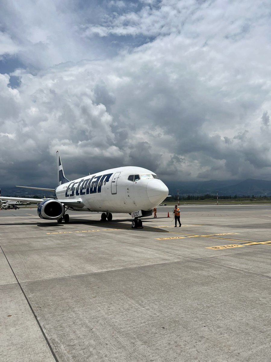 AerolineasE's tweet photo. Nuestra #VinotintoSub17 @juvenilesfvf aterrizó en la ciudad de Quito, 🇪🇨 para su encuentro en el Sudamericano. 

#VolamosContigo https://t.co/8BEpGeLkWX