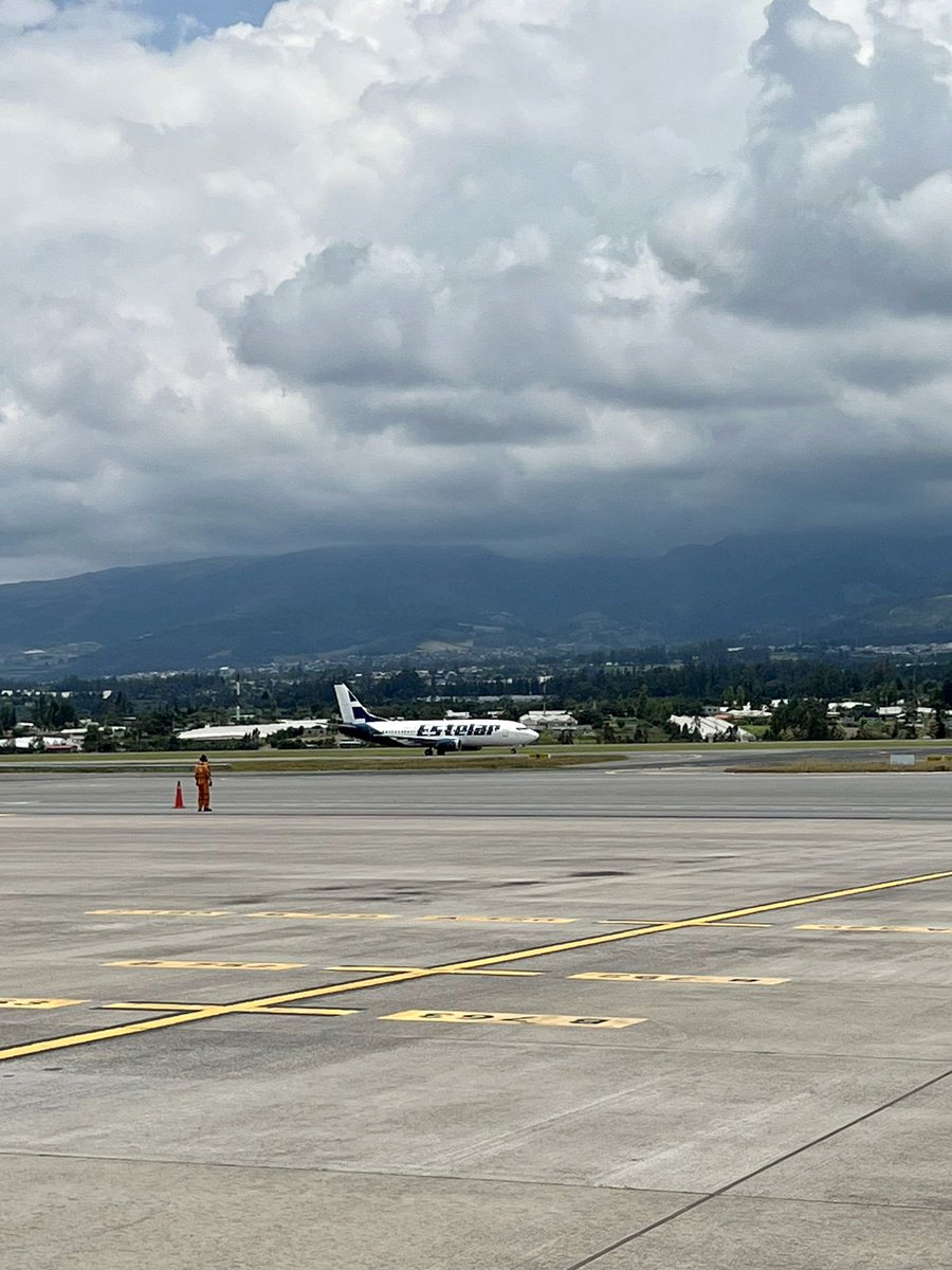 AerolineasE's tweet photo. Nuestra #VinotintoSub17 @juvenilesfvf aterrizó en la ciudad de Quito, 🇪🇨 para su encuentro en el Sudamericano. 

#VolamosContigo https://t.co/8BEpGeLkWX