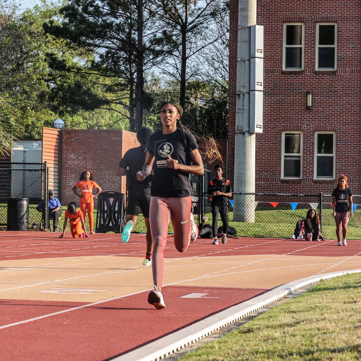 FSU_Track's tweet photo. 2ND PLACE!!

Faith Banks runs the 200m dash in 23.60s breaking into the Top 10 200m times in school history 🍢 https://t.co/mKDcMkR9uQ